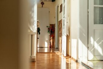 Zaujímavý, čiastočne zrekonštruovaný, rodinný dom v obci Buš - 13