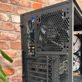 i7 13700K\16GB\RTX 2080\SSD\750W Zdroj - 13