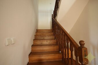 Priestranný rodinný dom s dvomi kúpeľňami  a ovocným sadom v - 13