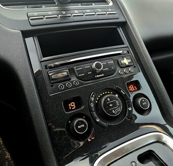 Peugeot 5008 2.0 HDi Allure 7.miest - 13