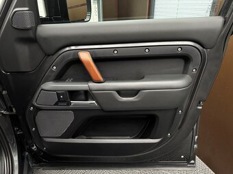 Land Rover Defender 110 D300 X-DYNAMIC HSE AWD/ Záruka / DPH - 13