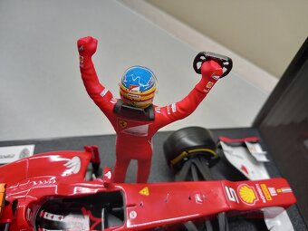F1 FERRARI F2012 VÍTĚZ GP MALAYSIE 2012 ALONSO HOTWHEELS - 13