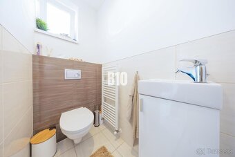 PRIESTRANNÝ 4 IZBOVÝ DVOJDOM V TICHOM PROSTREDÍ SLEPEJ ULICE - 13