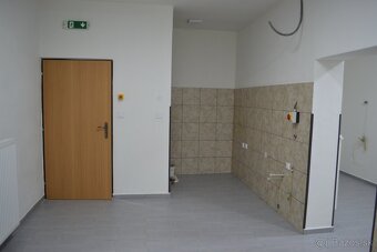 Prenájom novo zrekonštruovaných obch. priestorov v Lučenci - 13
