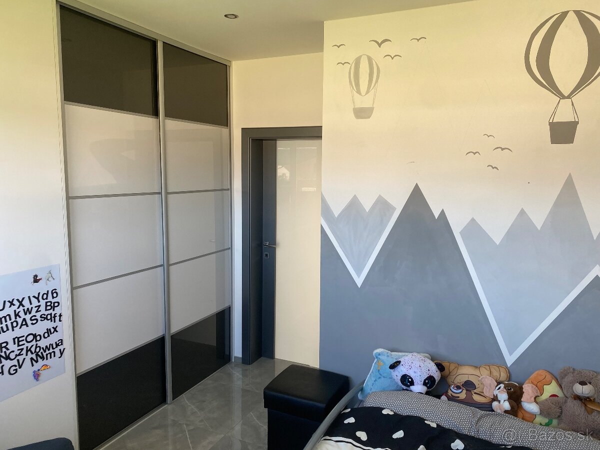 Rodinný dom s dvoj garážou. - 14