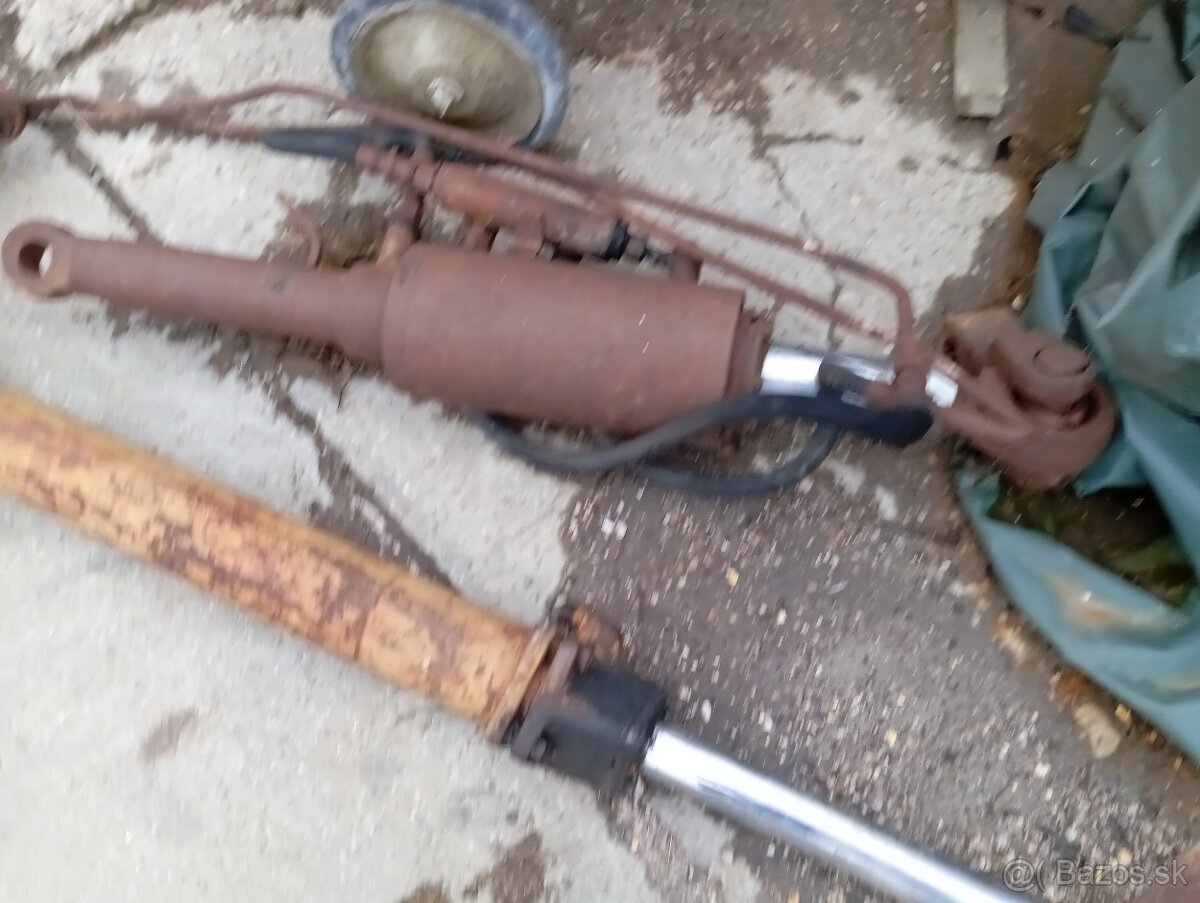 BULDOZER T130 CHLADICE A HYDRAULICKE VALCE - 14