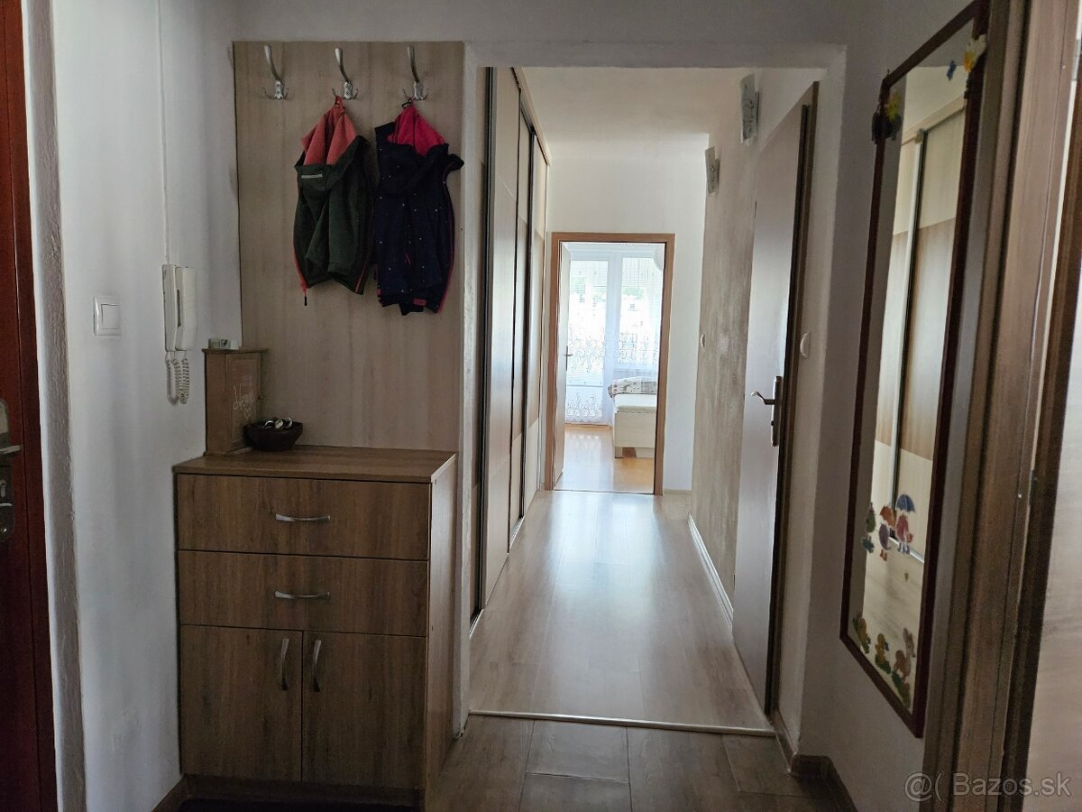 Predám slnečný priestranný 3-izbový byt v Novej Bani (74 m²) - 14