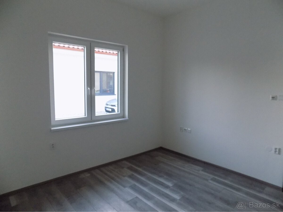 Novostavba domu v Kolárove s kuchynskou linkou + solárne pan - 14