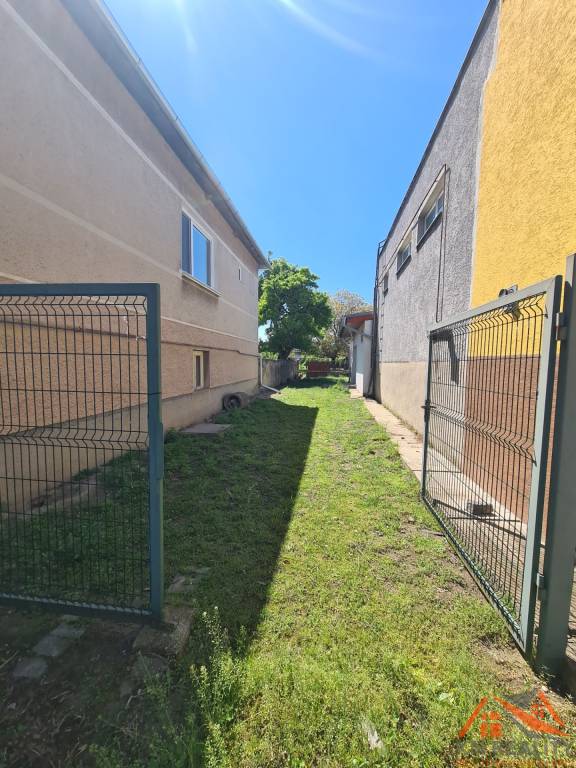 Na predaj budova na rôzne účely Moča - 14