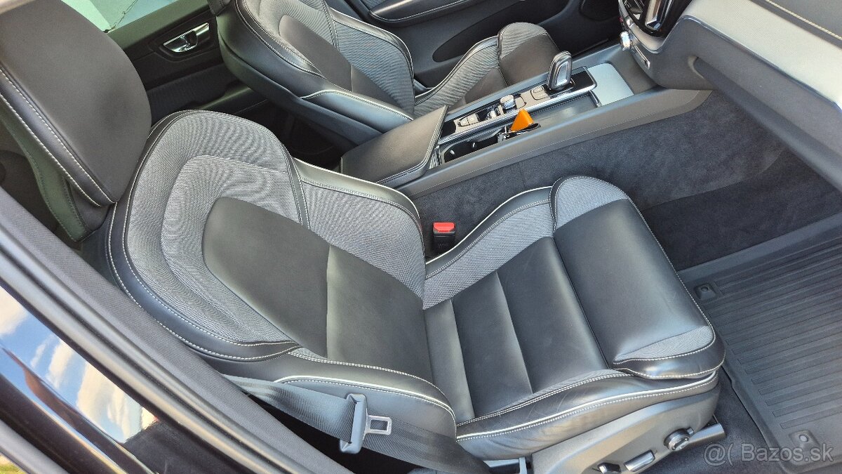 Volvo XC60 2.0 B4 mHEV DARK edition AWD - 14