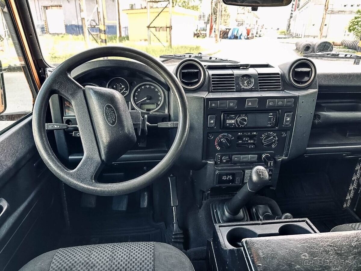 Land Rover Defender 110 2.4 SW SE - 14