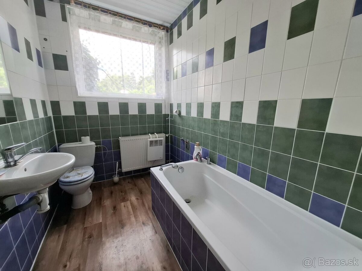 NA PREDAJ - byt s atmosférou rodinného domu, Handlová - 14