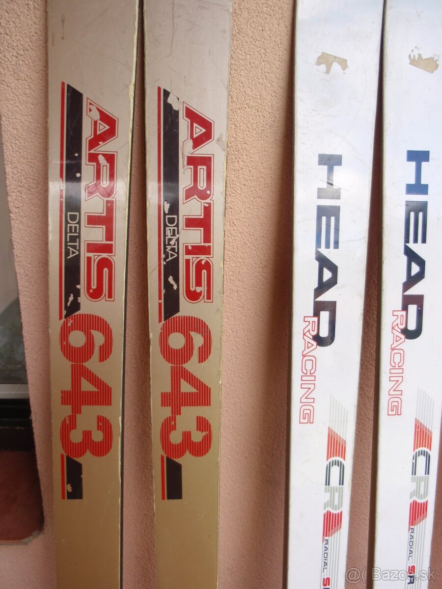 Lyžařská výbava - 9 párů lyží, hůlky, boty - 14