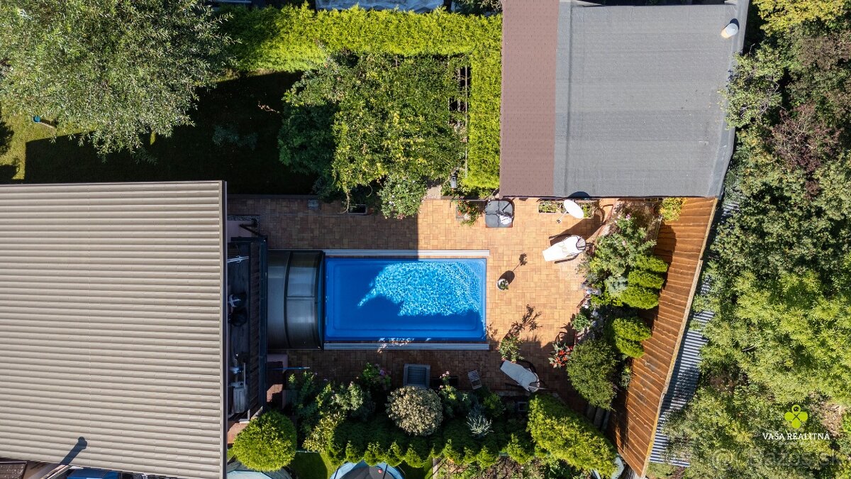 Štýlový a priestranný rodinný dom v slepej ulici s bazénom - 14