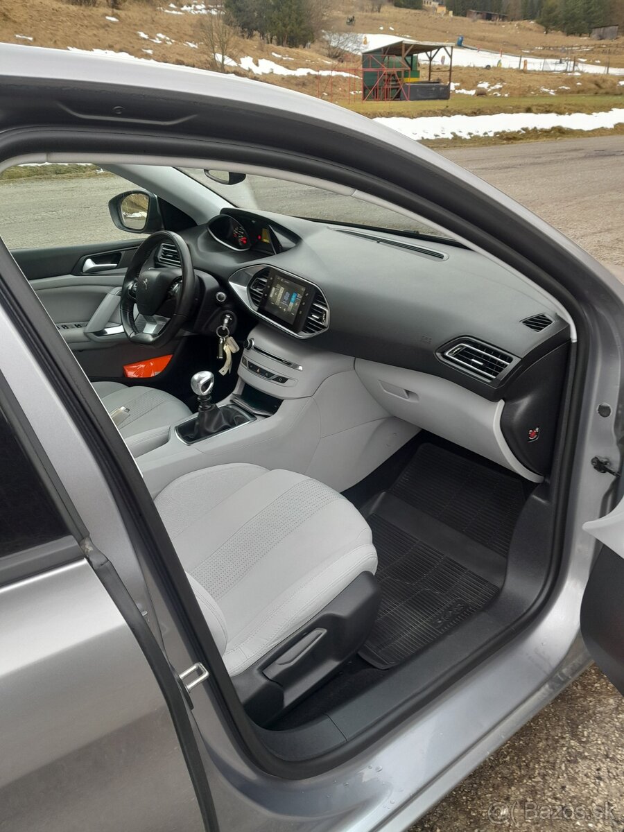 Peugeot 308 benzín - 14
