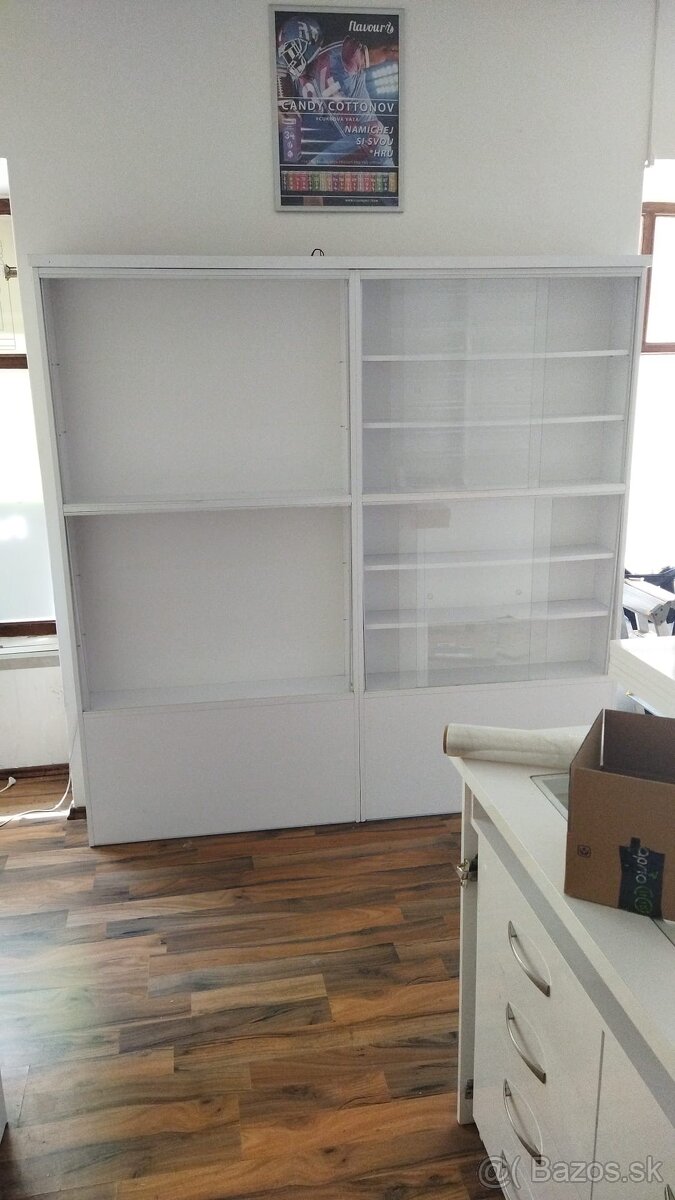 Kompletné vybavenie predajne – pulty a skrine (top stav) - 14