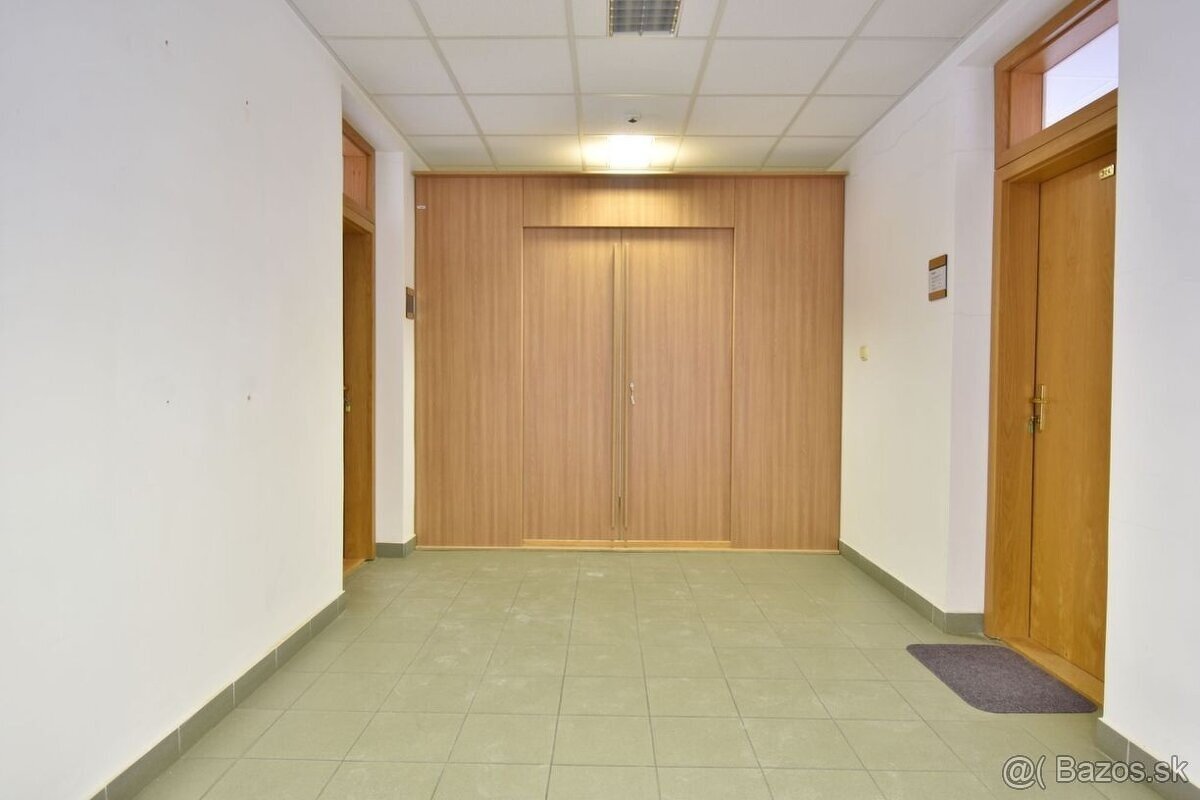 Predaj administratívna budova 1200 m²,s pozemkom na výstavbu - 14