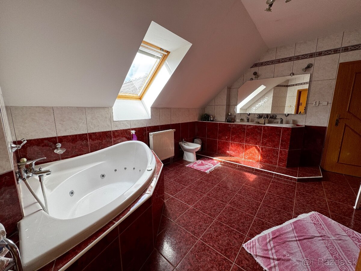 Priestranný rodinný dom s peknou záhradou a dvoj garážou - 14