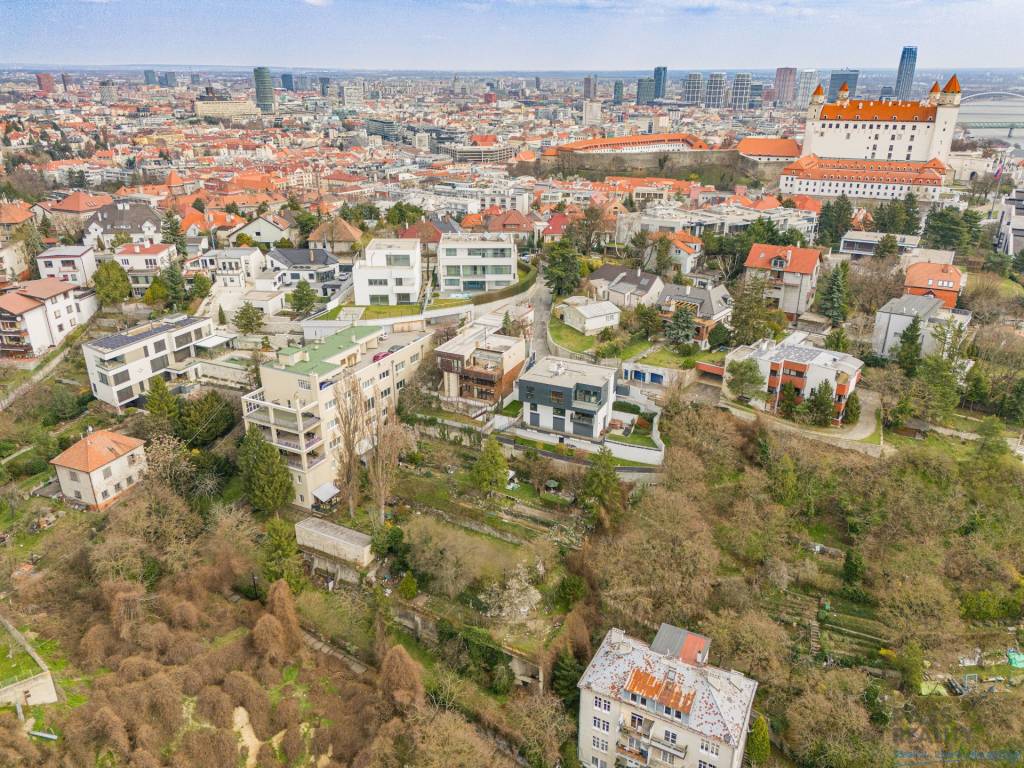 NA PREDAJ veľký 1 izbový byt s impozantnými výhľadmi na hrad - 14