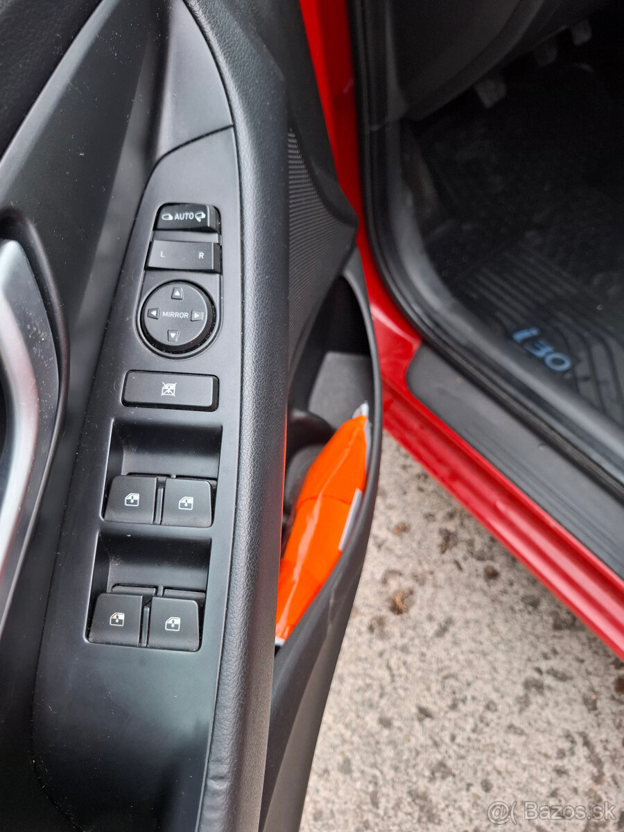 HYUNDAI i30 1,6 CRDi r.v. 2018 - 14