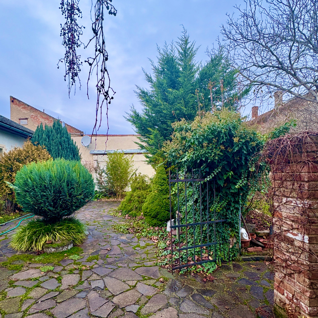 Meštiansky 5 izbový dom v srdci Šiah - 14