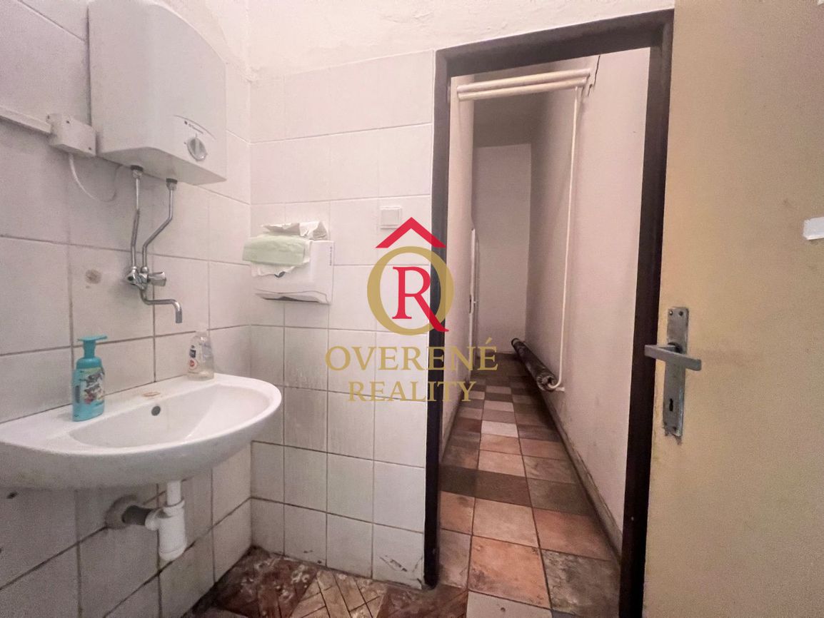 Na prenájom sklad 1474 m² s nakladacími rampami a kancelársk - 14