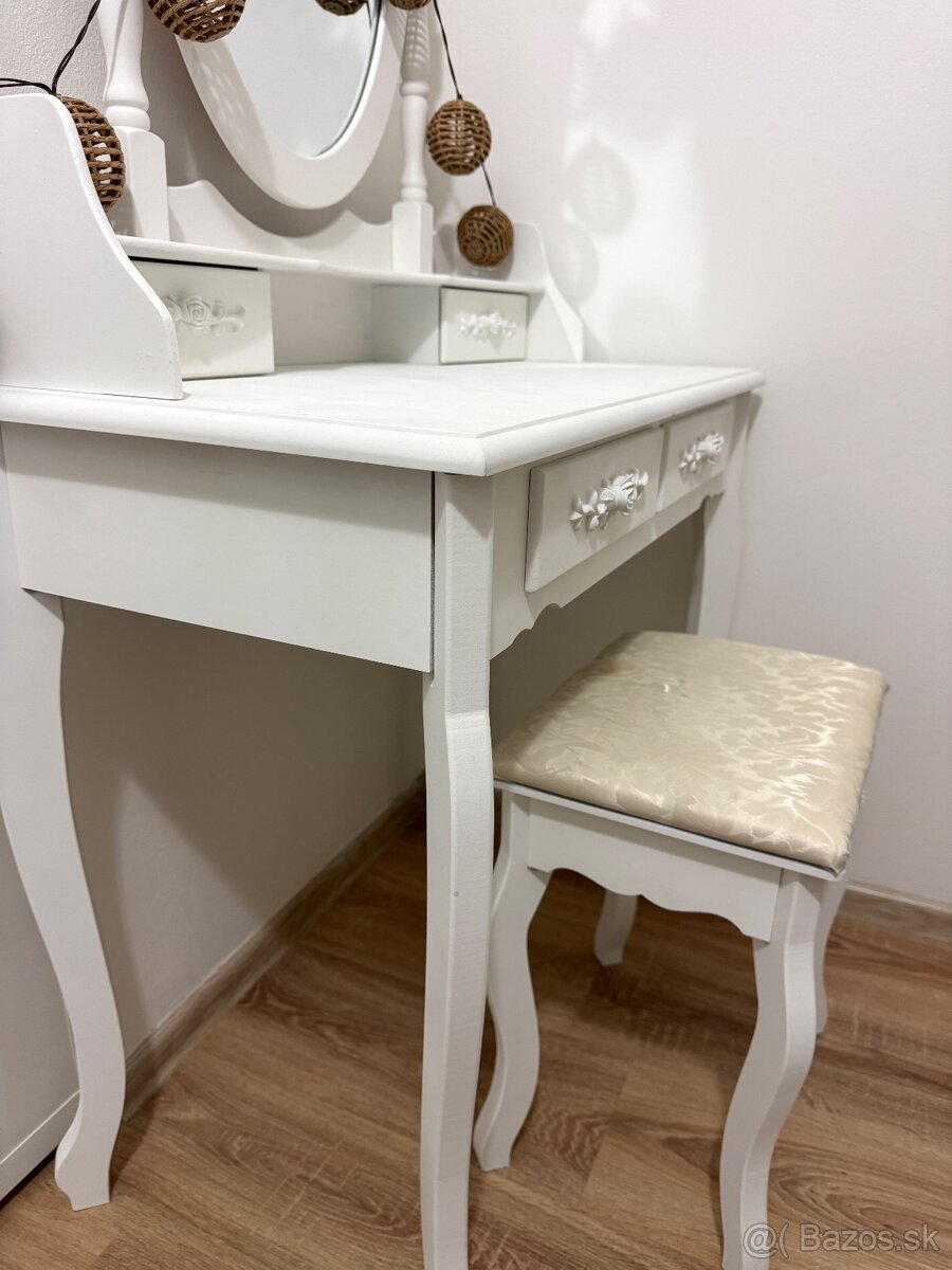 Kozmetický stolík - 14
