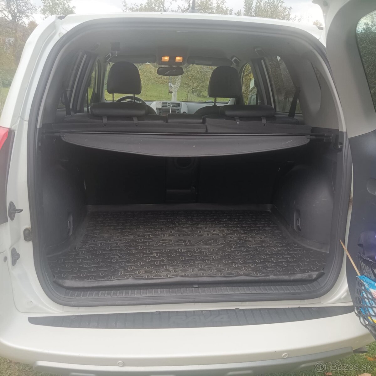 Predám Toyota RAV4 2,0 benzín 116kw 4x4 , biela perleť - 14