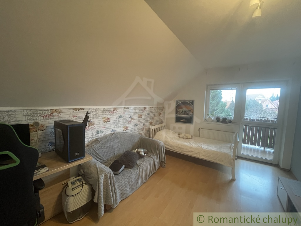 Priestranný trojizbový rodinný dom s garážou v okrajovej č - 14