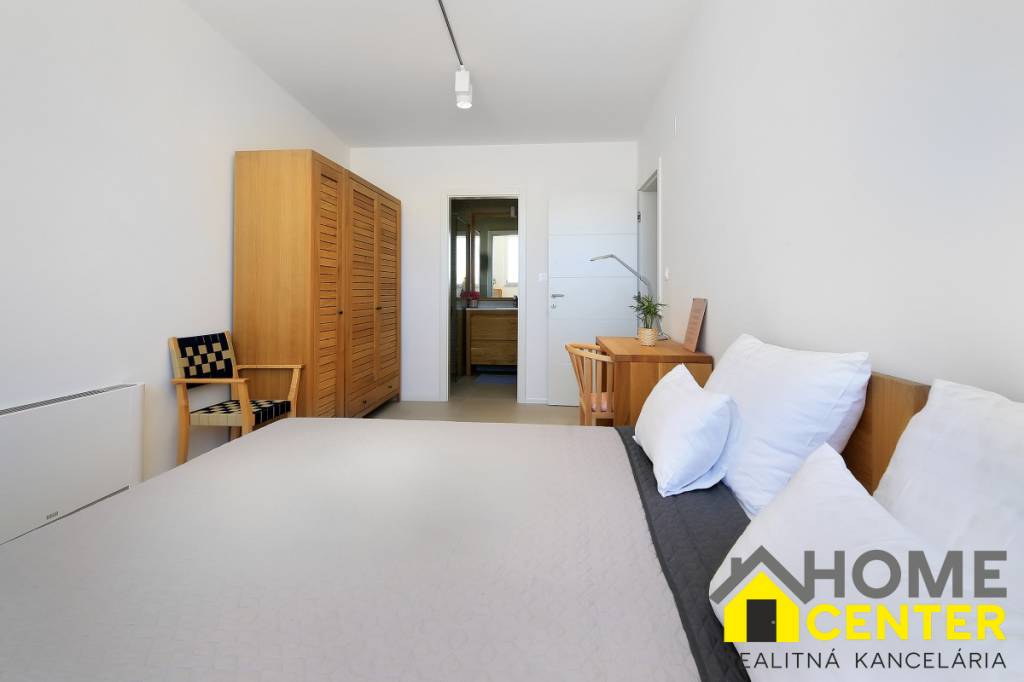 NA PREDAJ moderná vila /251 m²/ v atraktívnej lokalite, ostr - 14