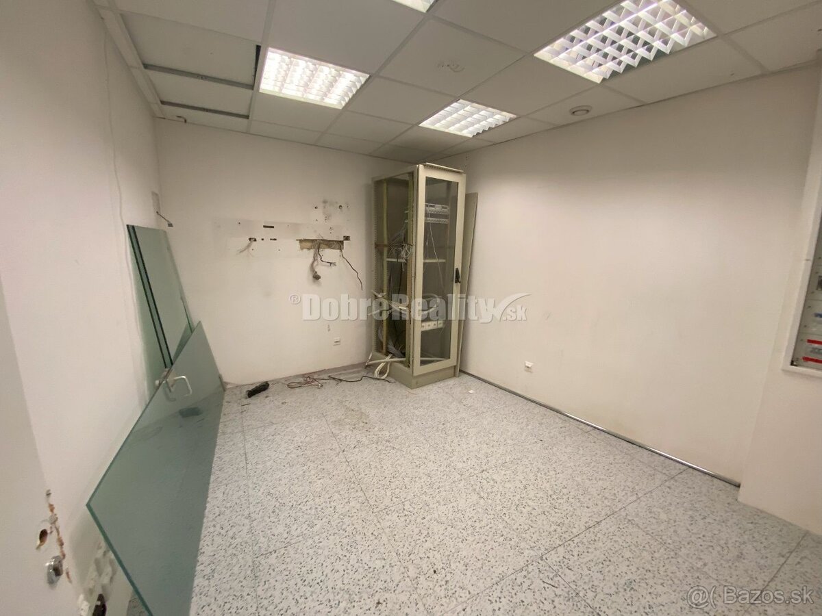 Na predaj pekná komerčná budova v centre mesta Lučenec - 14