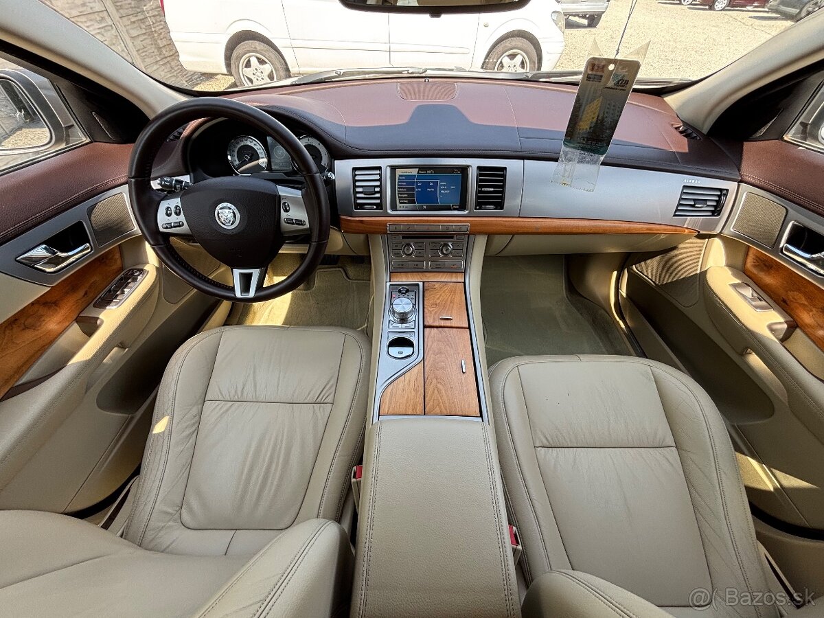 Jaguar XF 2.7D V6 Premium Luxury - 14