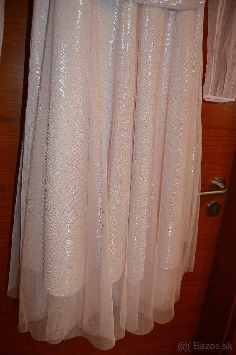 Bledoružové trblietavé spoločenské šaty s opaskom - 14