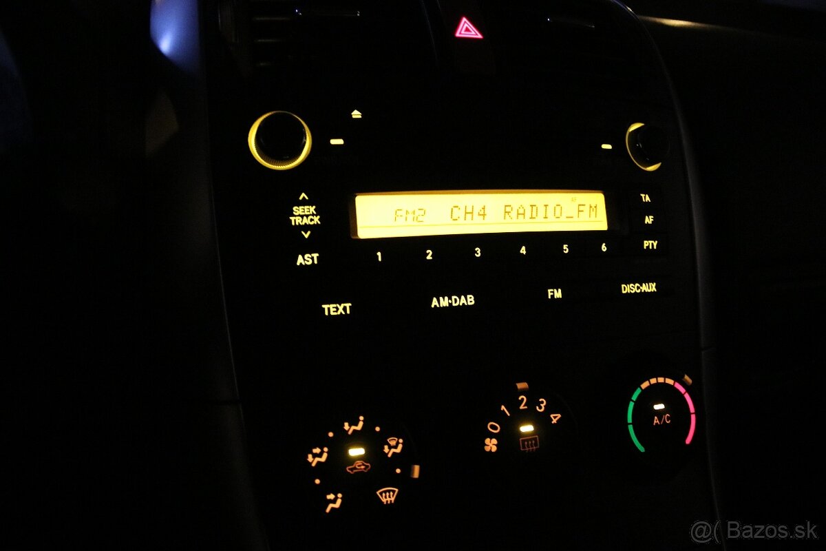 Toyota Auris 1,3i benzín - 14