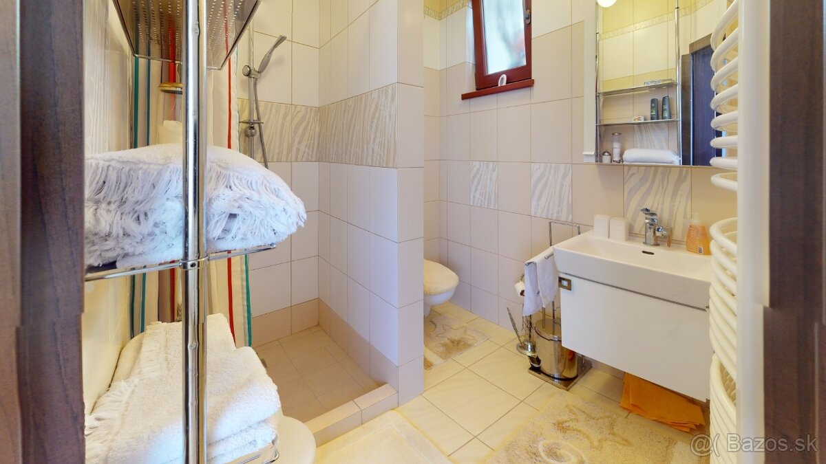 Rodinný dom s výhľadmi na hrad, 3 terasy + 2 polyfunkcie - 14