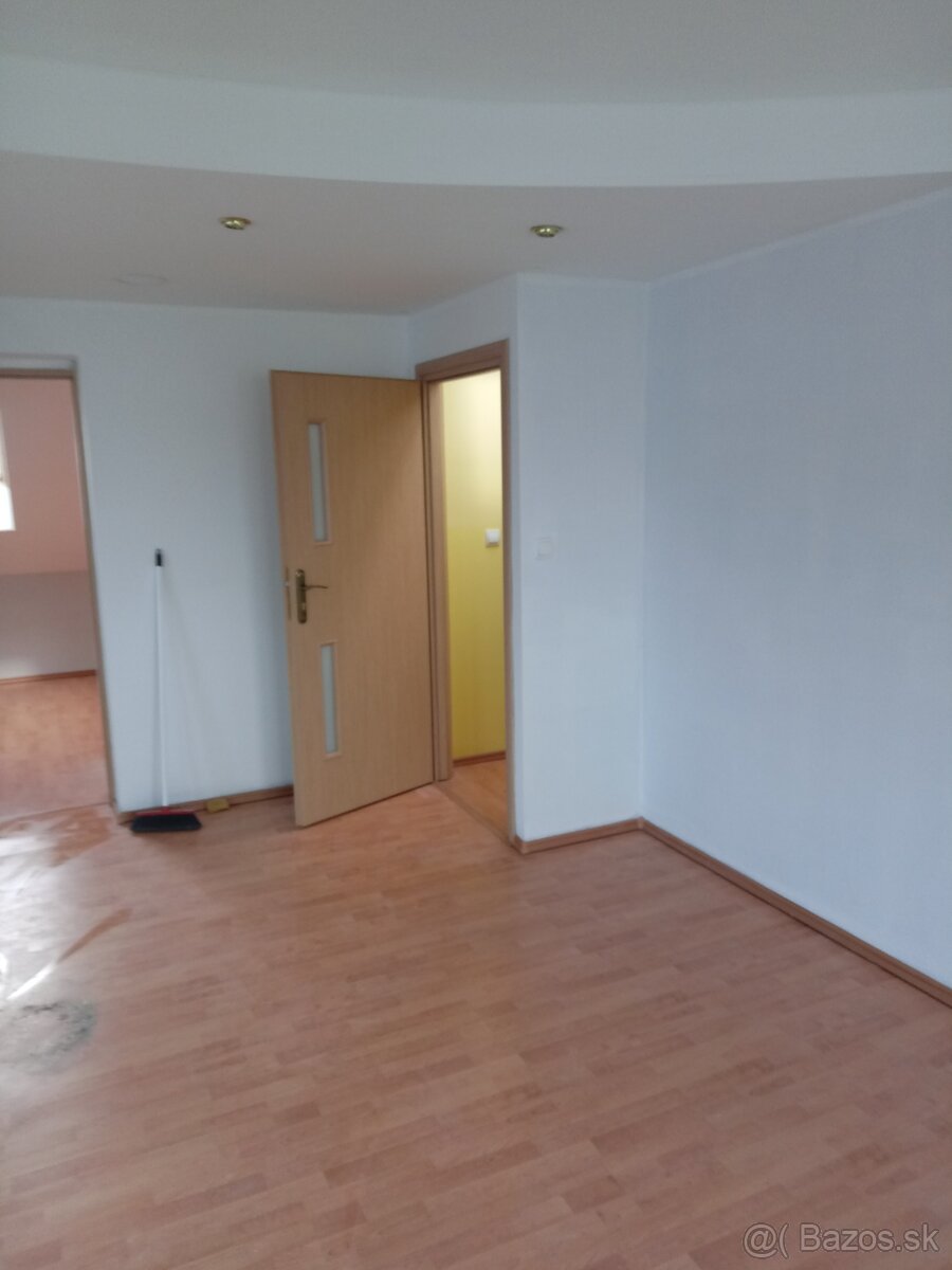 budova pri Tescu - 14