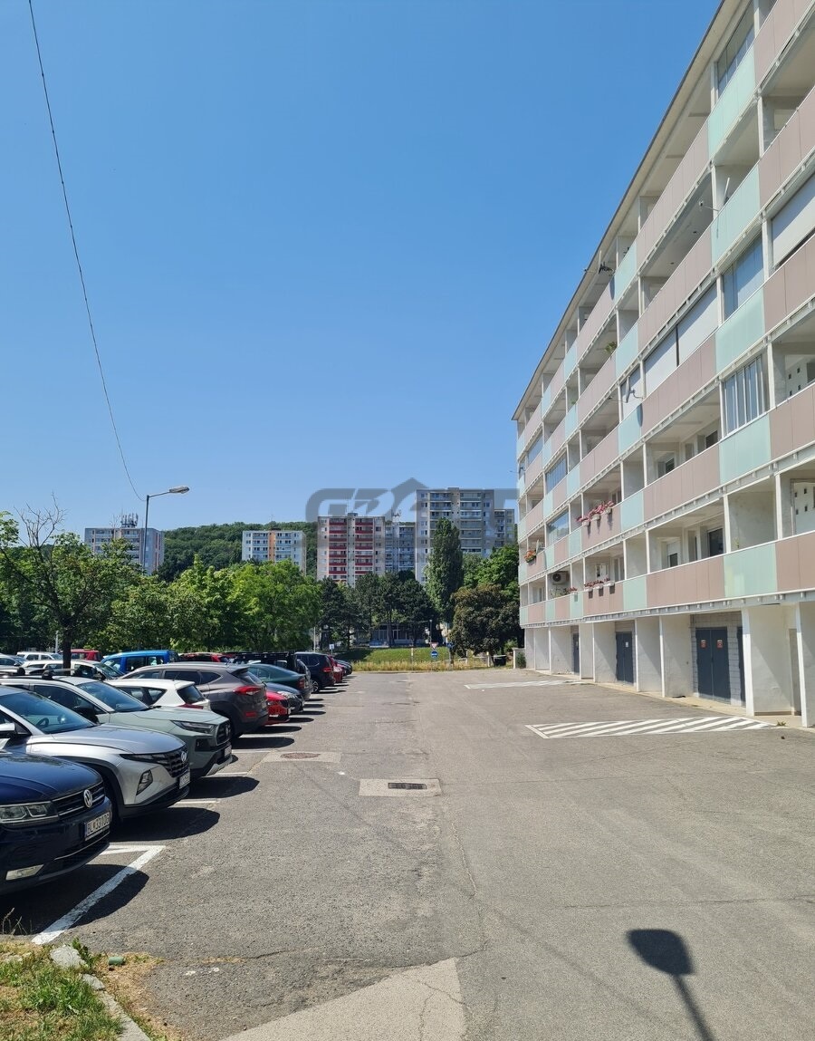Na predaj: Štýlový 3-izbový byt s loggiou v tichej časti K.V - 14
