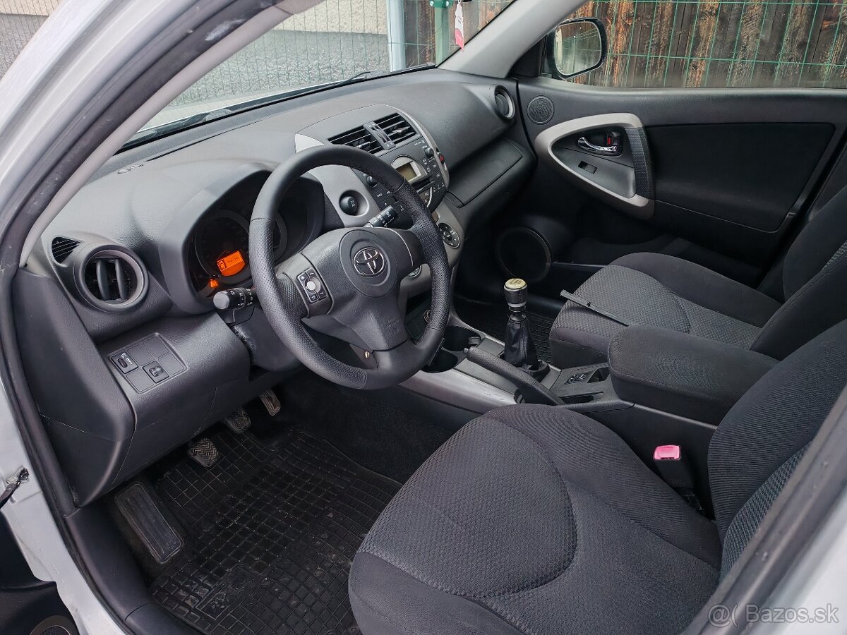 Rav4 2,2 100kw Taliansko - 14