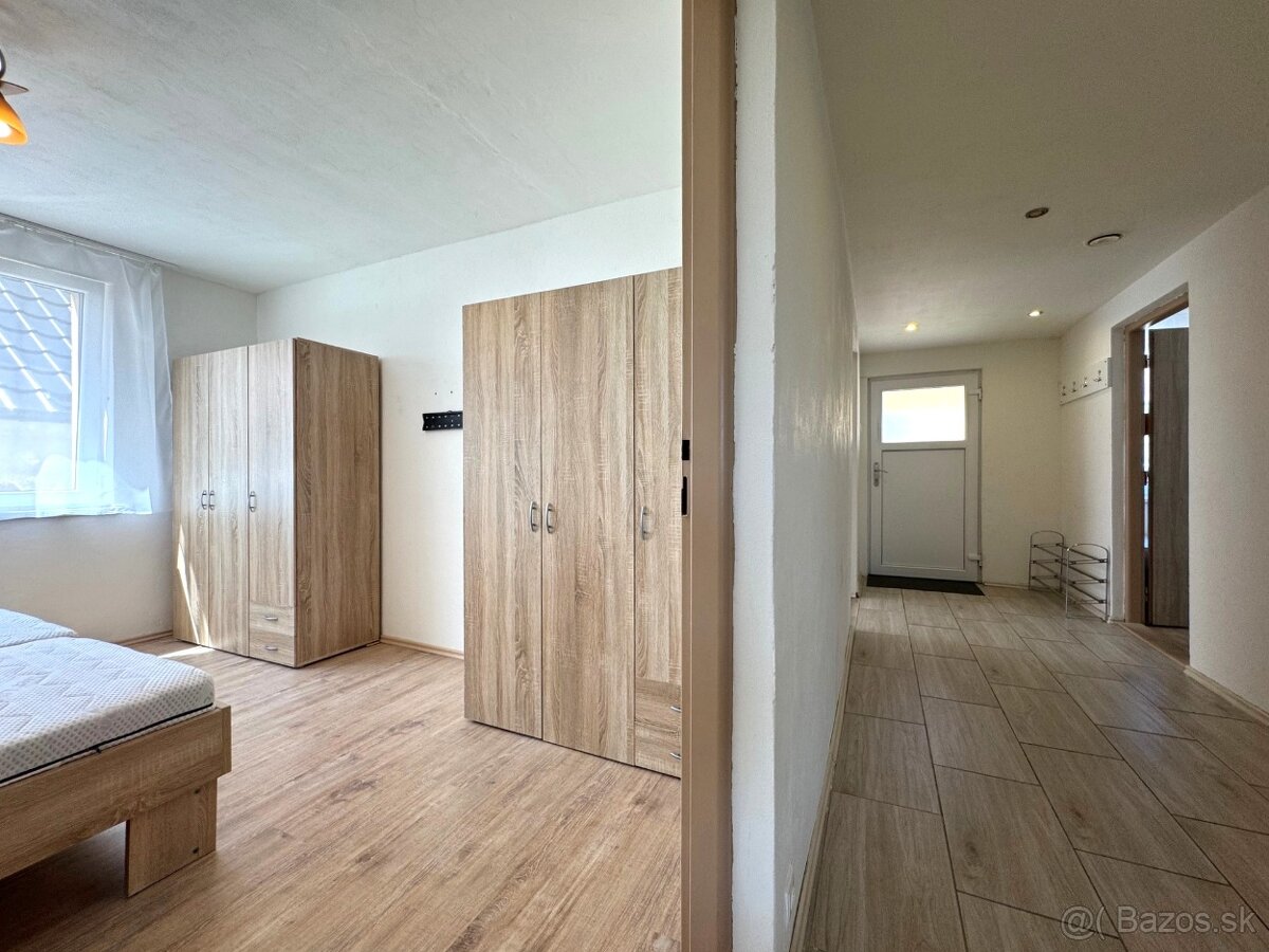 Veľký dvojgeneračný RD s bazénom v obci Petrova Ves - 14