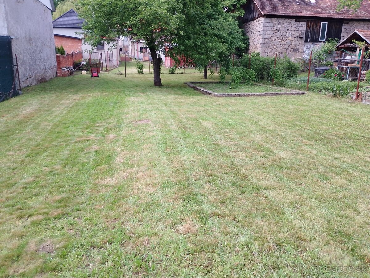 Dom pri minerálnom prameni, s potokom na konci záhrady - 14