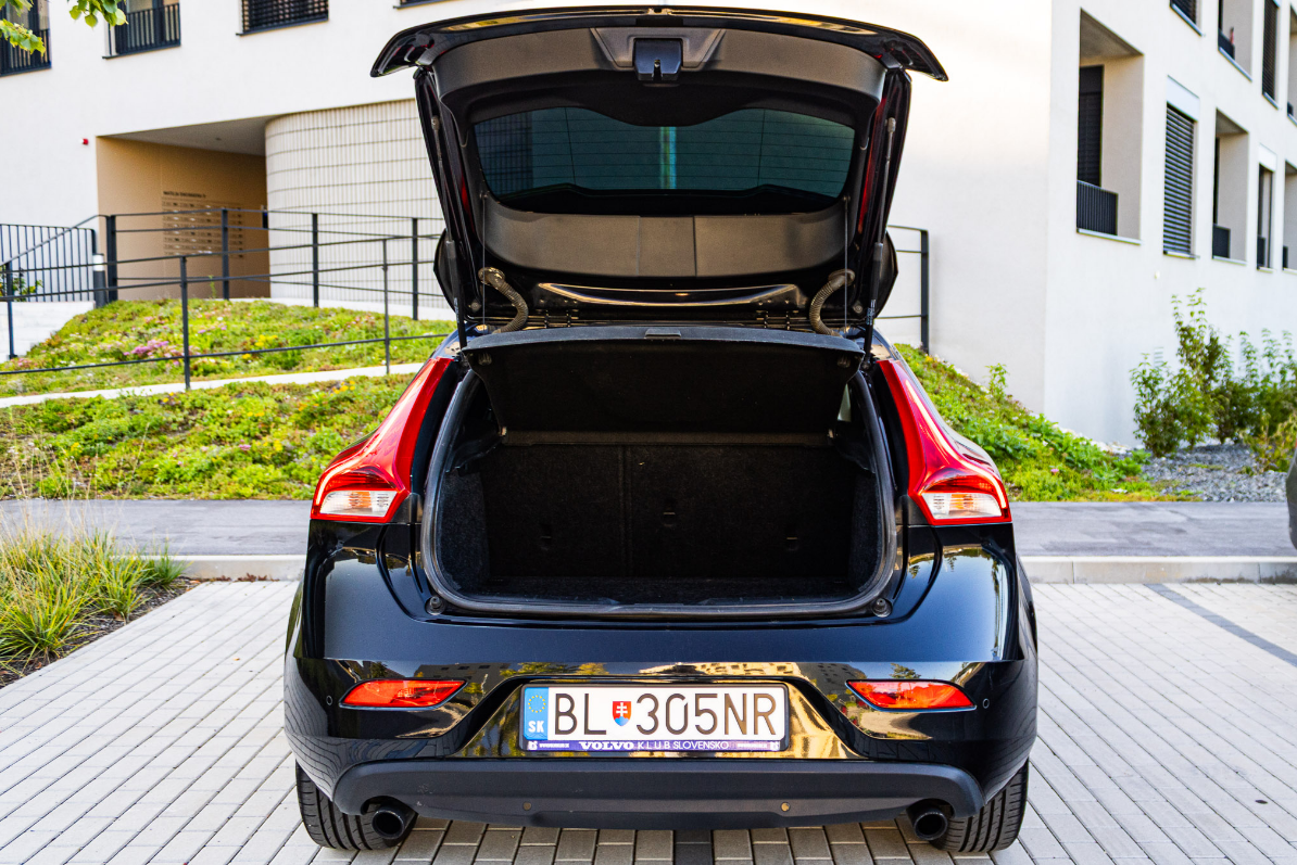 Volvo V40 D3 2.0L 110kW Momentum / LED Svetlá / - 14