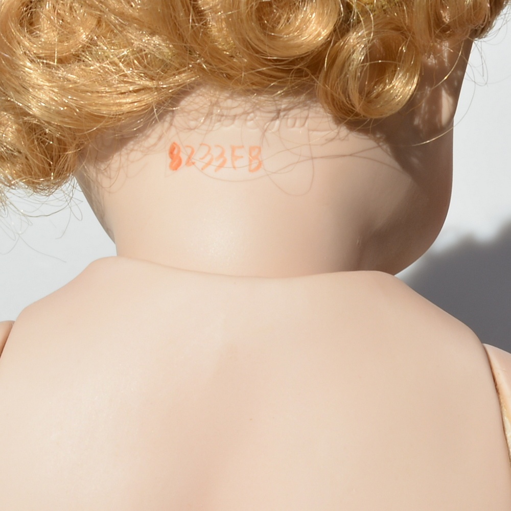 Porcelánová bábika +vanička +kačka +bublinky +kožušinka - 14