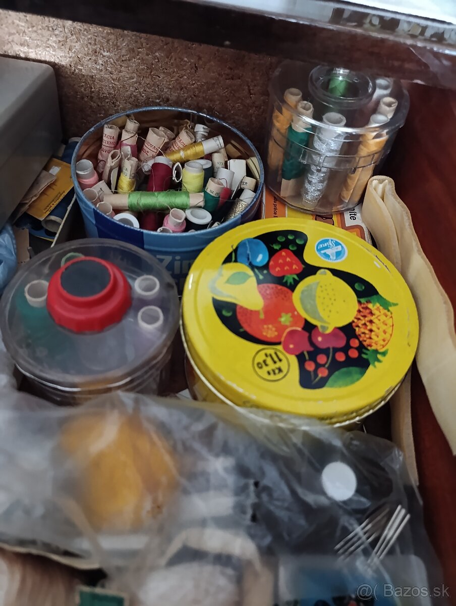 Šijací stroj so skrinou a príslušenstvom - 14