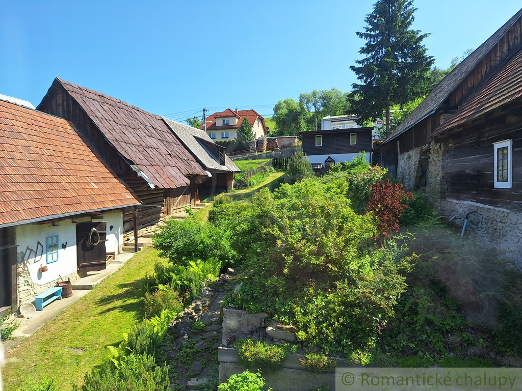 Romantická drevenica s garážou, upraveným pozemkom a teras - 14