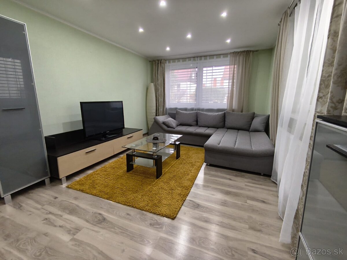 Na prenájom veľkometrážny 2 izbový byt v dome- LEVICE - 14