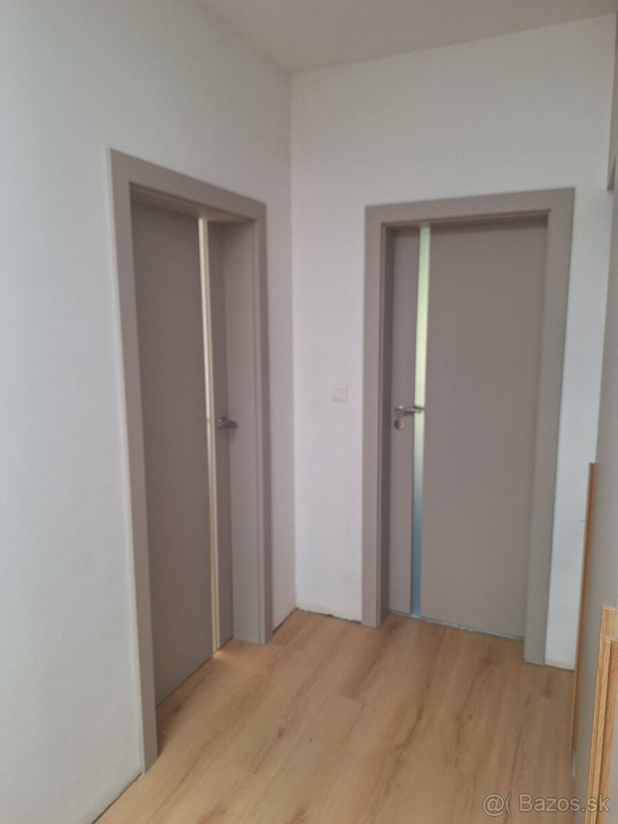 Montáž dverí a zárubní, pokládka plávajúcej podlahy - 14