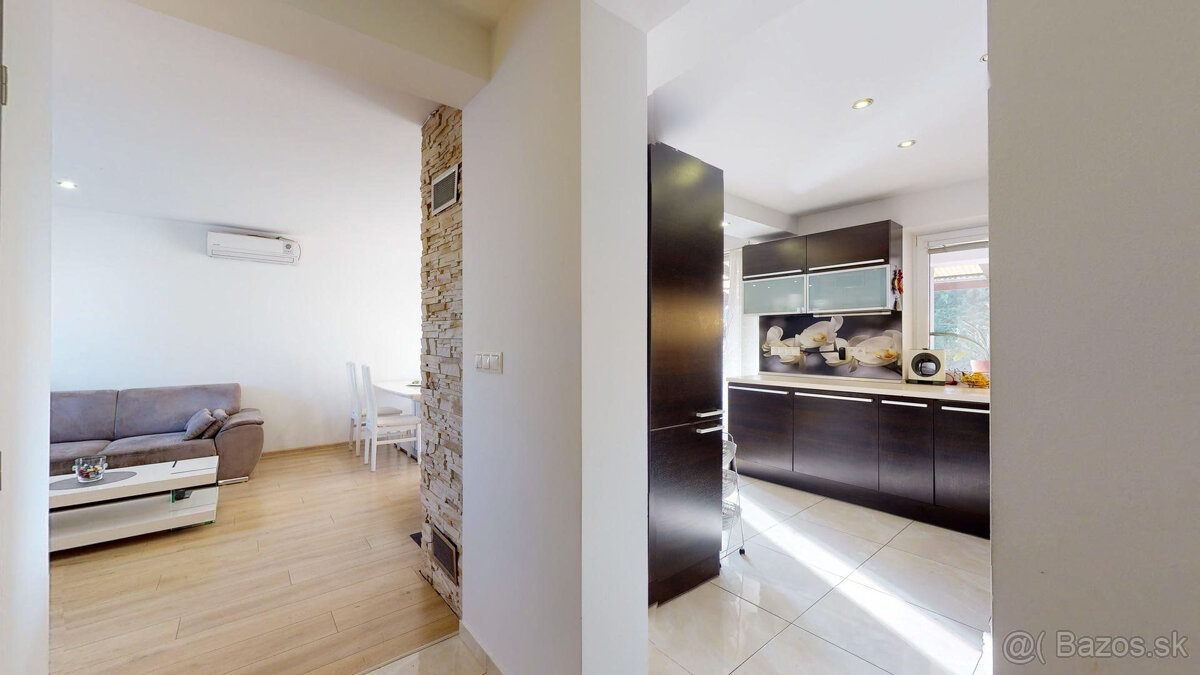 Výmerou nadštandardný rodinný dom, udržiavaná záhrada - 14