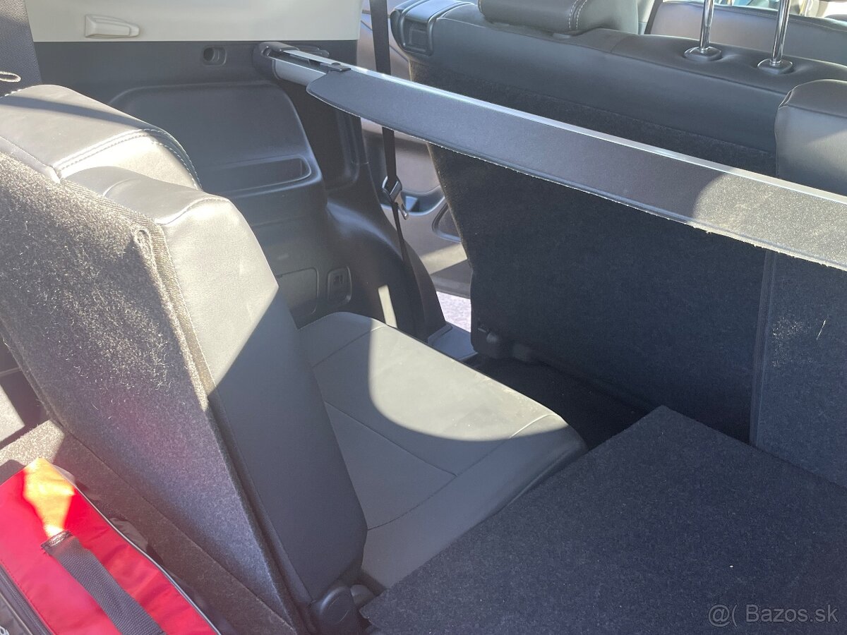 Mitsubishi Outlander 4x4 benzin automat SK 7 miest 2019 - 14