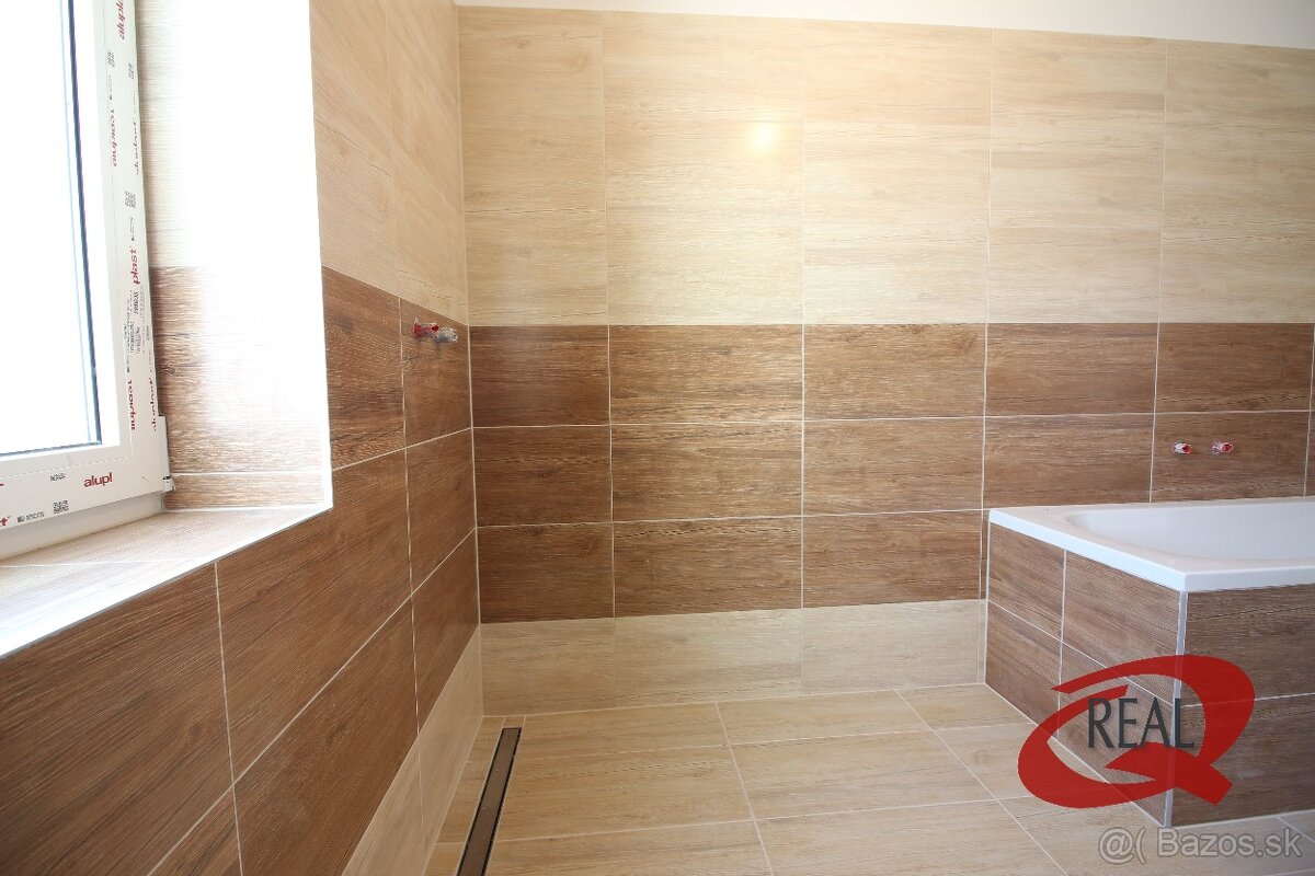 SKOLAUDOVANÝ RODINNÝ DOM, TEHLOVÁ STAVBA, IHNEĎ VOĽNÝ - 14