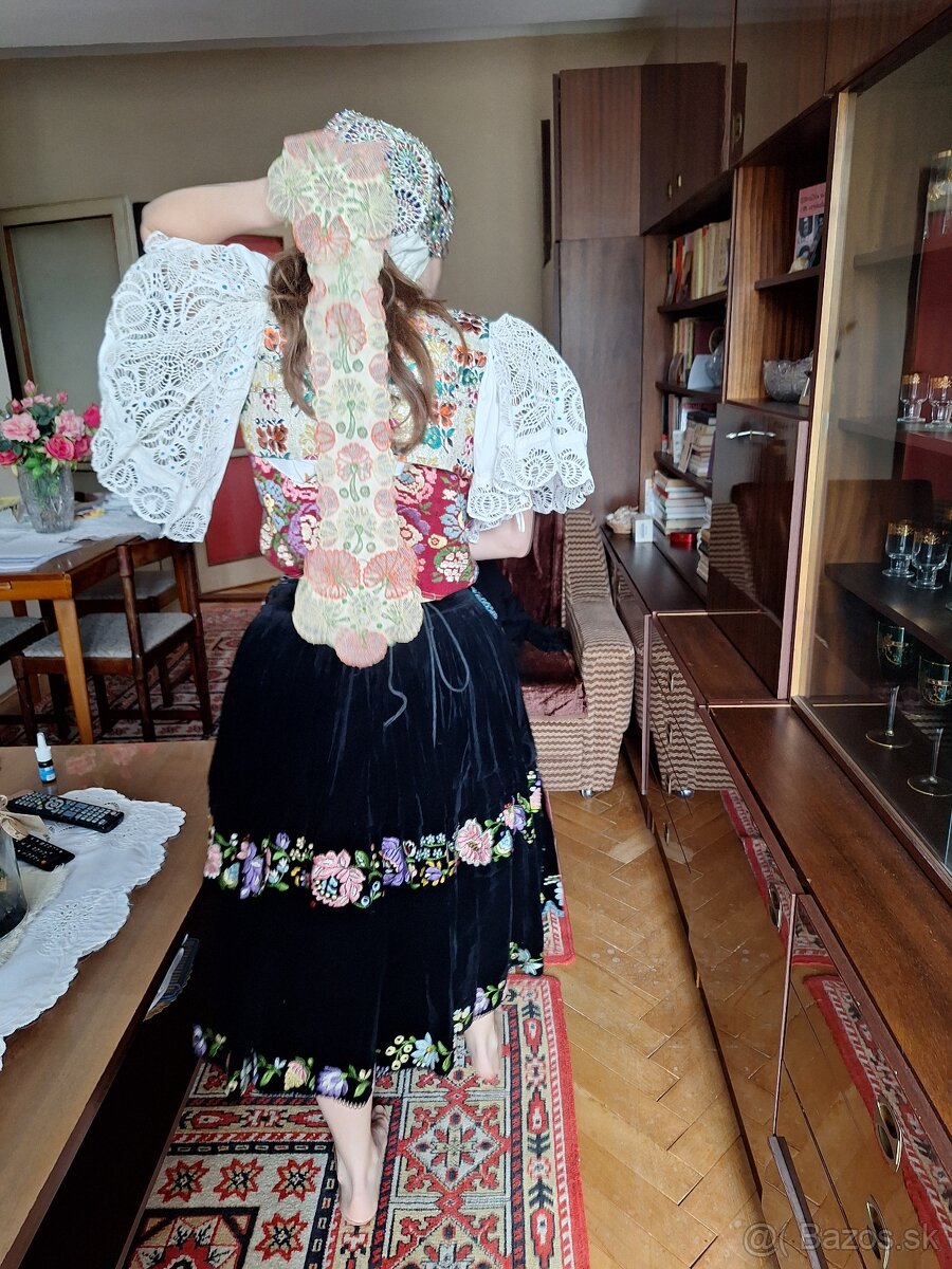 Rucne vysivany kroj zo Zvolenskej slatiny - 14